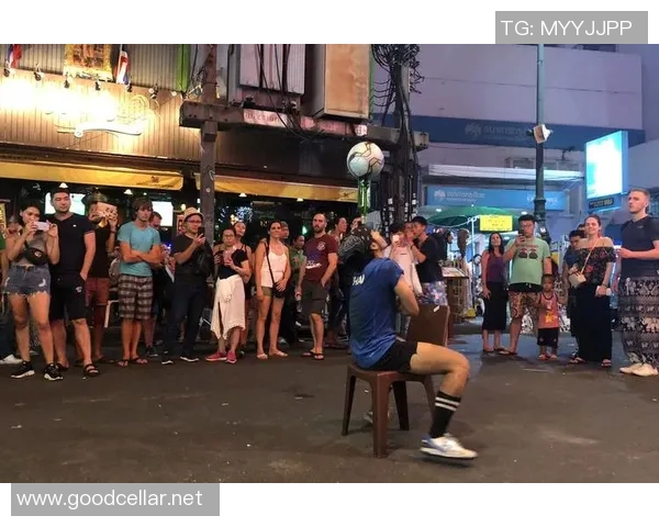 足球明星与普通路人激情对决一场意想不到的街头足球赛 足球明星与普通路人激情对决一场意想不到的街头足球赛