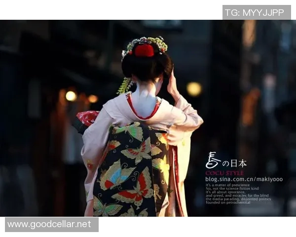 女子在日本偶遇足球明星拍照留念引发热议与羡慕