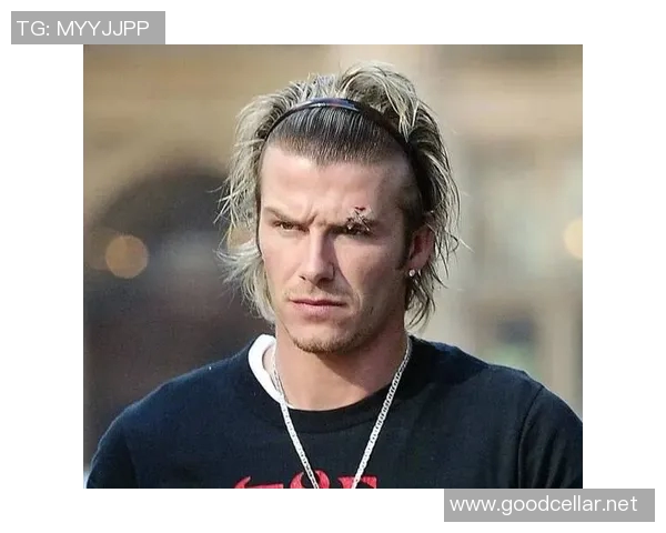 足球明星头发三道杠的时尚潮流与个性表达解析